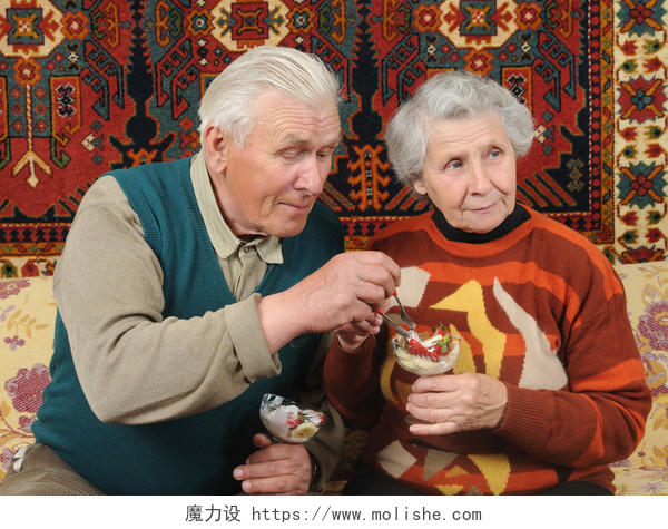 祖父带从祖母杯子里草莓直到她看看另一边晚年幸福
